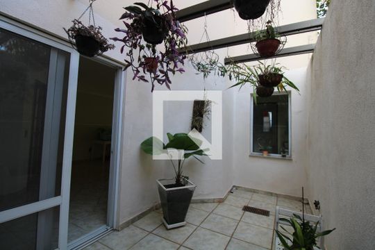 Área de luz de casa para alugar com 4 quartos, 425m² em Vila Nogueira, Campinas