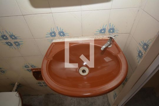 Banheiro de casa para alugar com 1 quarto, 25m² em Bento Ribeiro, Rio de Janeiro