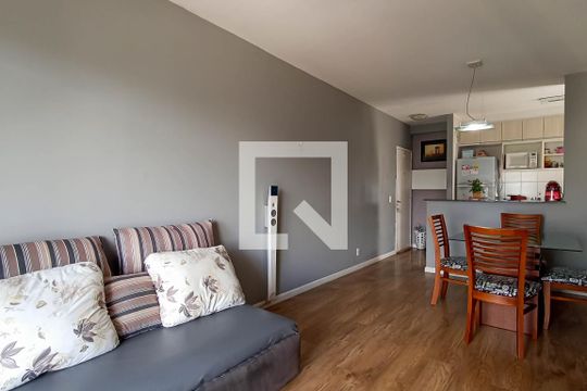 Sala de apartamento à venda com 3 quartos, 80m² em Jardim Tupanci, Barueri