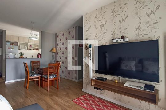 Sala de apartamento à venda com 3 quartos, 80m² em Jardim Tupanci, Barueri