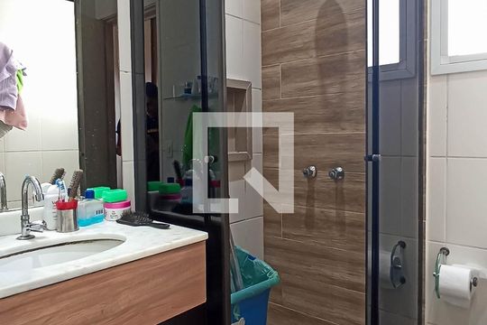 Banheiro da Suíte de apartamento à venda com 3 quartos, 80m² em Jardim Tupanci, Barueri