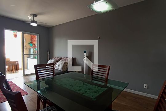 Sala de apartamento à venda com 3 quartos, 80m² em Jardim Tupanci, Barueri