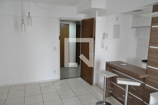 Sala de apartamento para alugar com 2 quartos, 51m² em Del Castilho, Rio de Janeiro