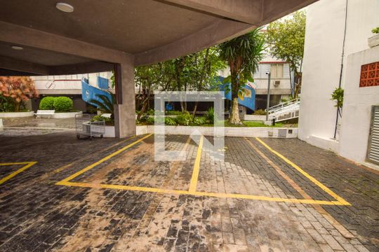 Garagem de apartamento para alugar com 2 quartos, 66m² em Jardim Las Palmas, Guarujá