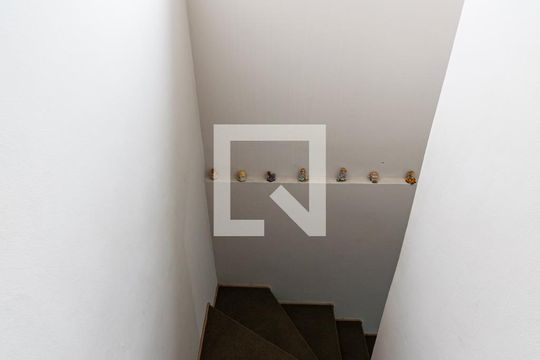 Escada  de casa à venda com 2 quartos, 60m² em Conjunto Residencial Jardim Canaã, São Paulo