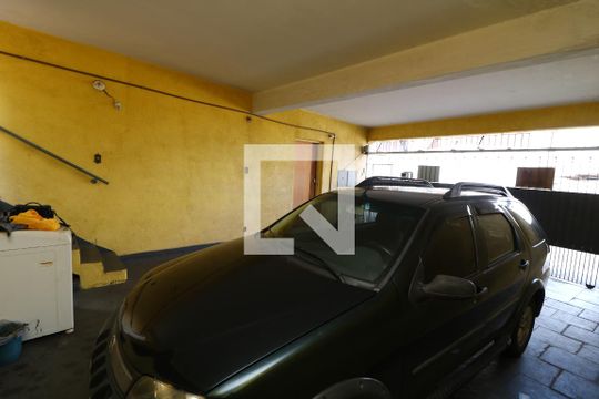 Garagem de casa para alugar com 3 quartos, 250m² em Vila Carmem, São Paulo