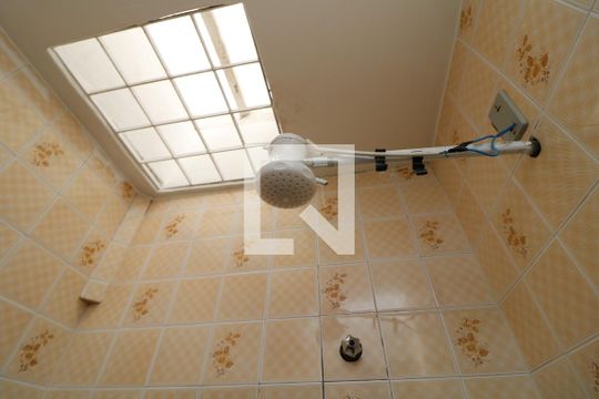 Banheiro 1 de casa para alugar com 3 quartos, 250m² em Vila Carmem, São Paulo
