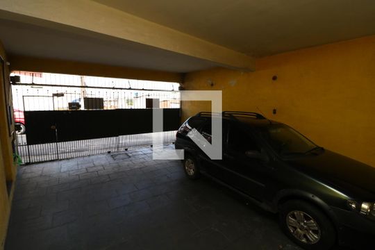 Garagem de casa para alugar com 3 quartos, 250m² em Vila Carmem, São Paulo