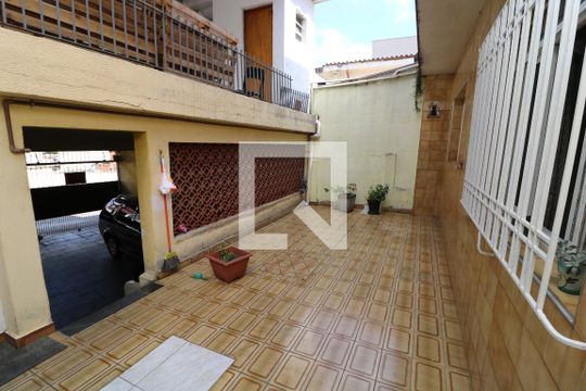 Quintal de casa para alugar com 3 quartos, 250m² em Vila Carmem, São Paulo