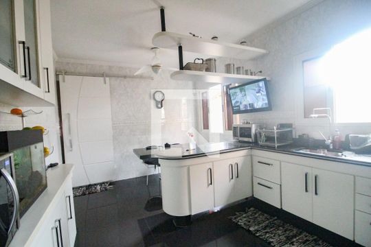 Casa para alugar com 4 quartos, 219m² em Jardim Centenário, São Paulo