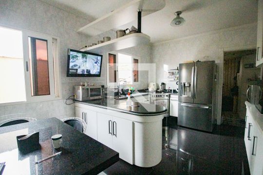 Casa para alugar com 4 quartos, 219m² em Jardim Centenário, São Paulo