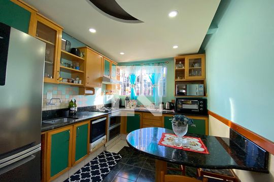 Cozinha de casa de condomínio à venda com 3 quartos, 130m² em Santo André, São Leopoldo