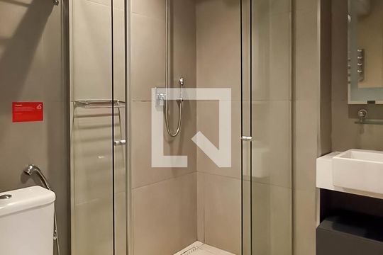 Banheiro social de apartamento à venda com 1 quarto, 35m² em Alphaville Industrial, Barueri