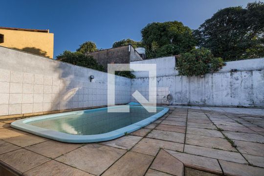 Piscina de casa à venda com 4 quartos, 260m² em Rubem Berta, Porto Alegre