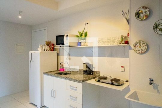 Cozinha de kitnet/studio para alugar com 1 quarto, 28m² em Liberdade, São Paulo