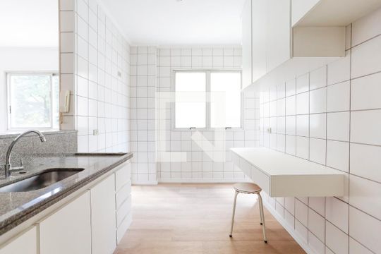 Cozinha de apartamento para alugar com 1 quarto, 40m² em Liberdade, São Paulo