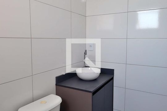 Banheiro de apartamento para alugar com 2 quartos, 49m² em Vila Eldízia, Santo André