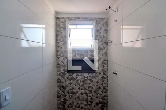Banheiro de apartamento para alugar com 2 quartos, 49m² em Vila Eldízia, Santo André