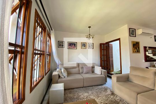 Casa à venda com 3 quartos, 240m² em São José, Novo Hamburgo