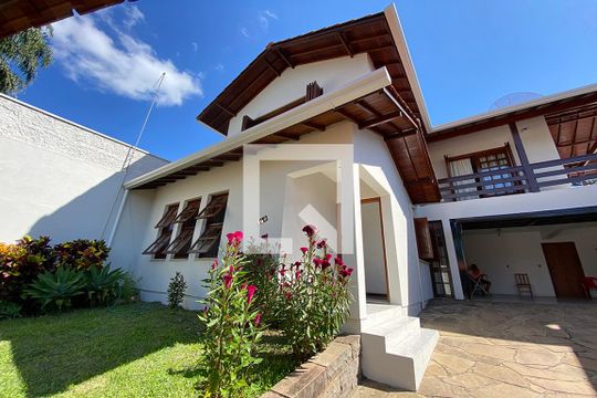 Fachada  de casa à venda com 3 quartos, 240m² em São José, Novo Hamburgo