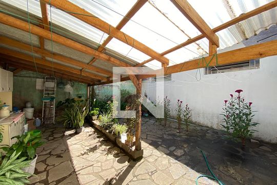 Quintal  de casa à venda com 3 quartos, 240m² em São José, Novo Hamburgo