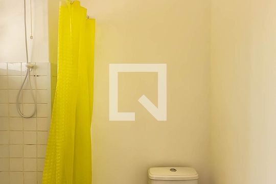 Banheiro de kitnet/studio para alugar com 1 quarto, 28m² em Aclimação, São Paulo