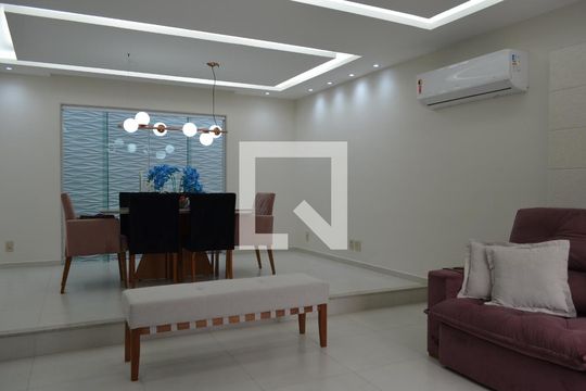 Sala de casa à venda com 3 quartos, 270m² em Taquara, Rio de Janeiro