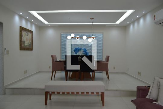 Sala de casa à venda com 3 quartos, 270m² em Taquara, Rio de Janeiro