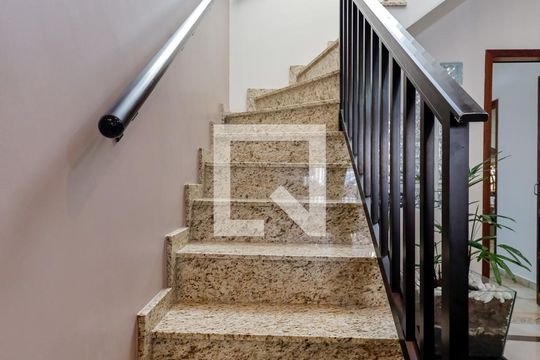 Casa à venda com 3 quartos, 240m² em Vila Nivi, São Paulo