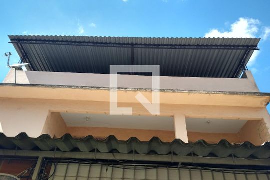 Fachada de casa à venda com 2 quartos, 247m² em Irajá, Rio de Janeiro