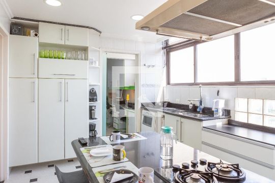Cozinha de apartamento para alugar com 3 quartos, 160m² em Perdizes, São Paulo