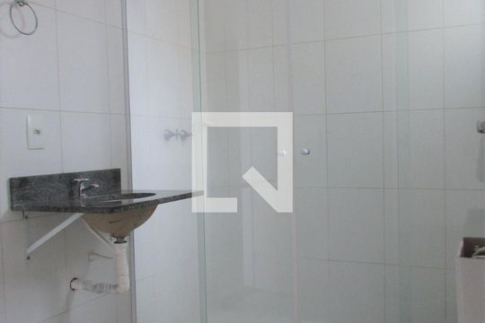 Banheiro da Suíte de casa de condomínio para alugar com 2 quartos, 89m² em Guaratiba, Rio de Janeiro