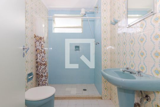 Banheiro de apartamento à venda com 1 quarto, 47m² em São João, Porto Alegre