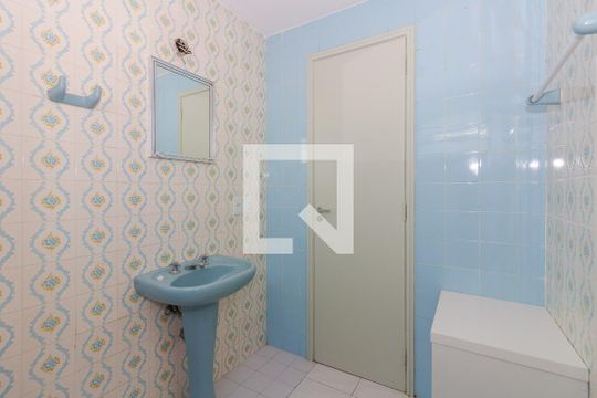 Banheiro de apartamento à venda com 1 quarto, 47m² em São João, Porto Alegre
