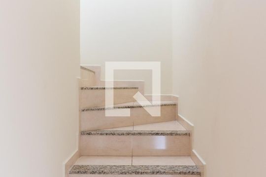 Escadas de casa à venda com 3 quartos, 150m² em Vila Palmeiras, São Paulo