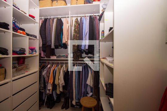 Closet da suíte de casa para alugar com 3 quartos, 230m² em Espirito Santo, Porto Alegre