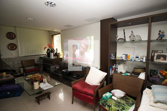 Casa para alugar com 4 quartos, 1000m² em Morro Espirito Santo, Porto Alegre