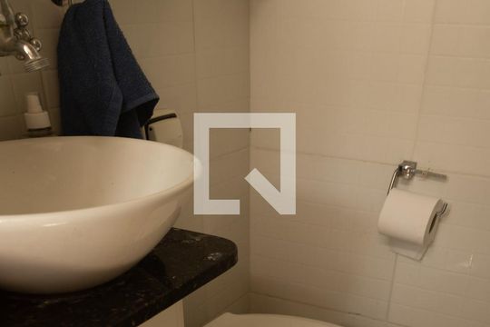 Banheiro de kitnet/studio para alugar com 1 quarto, 30m² em Flamengo, Rio de Janeiro