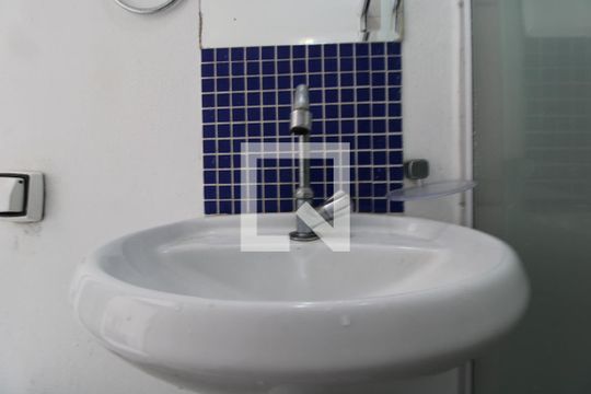 Pia do banheiro de casa para alugar com 1 quarto, 30m² em Cidade Monções, São Paulo