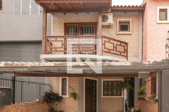 Fachada de casa à venda com 2 quartos, 140m² em Campo Novo, Porto Alegre