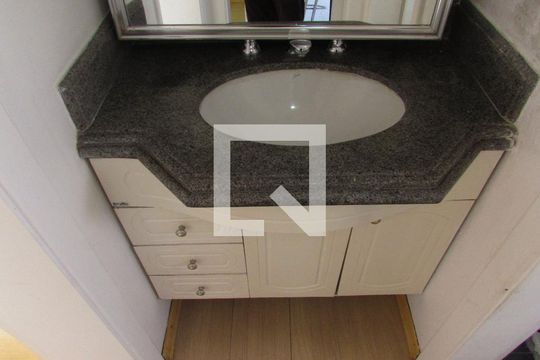 Banheiro de apartamento para alugar com 1 quarto, 38m² em Vila Suzana, São Paulo