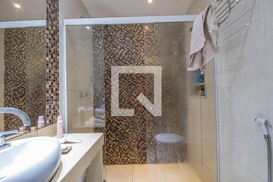 Banheiro Social de apartamento à venda com 3 quartos, 74m² em Tijuca, Rio de Janeiro