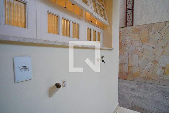 Quintal de casa à venda com 4 quartos, 314m² em Vila Jardim, Porto Alegre