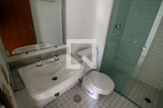 Banheiro corredor de apartamento à venda com 3 quartos, 70m² em Jardim Ampliacao, São Paulo
