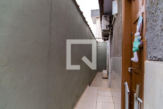 Corredor de casa para alugar com 2 quartos, 70m² em Cidade Domitila, São Paulo