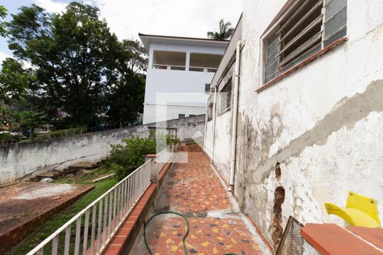 Quintal fundos de casa à venda com 3 quartos, 250m² em Jardim Daysy, São Paulo