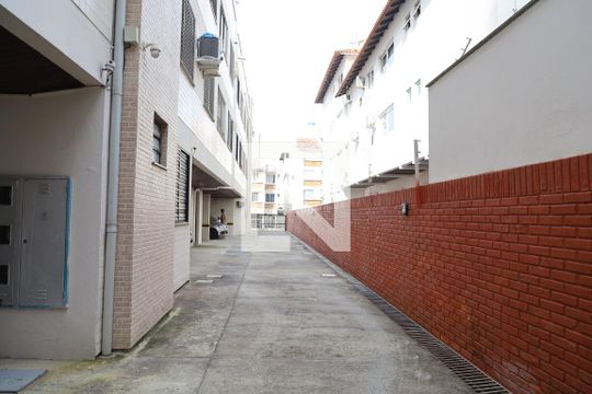 Garagem de apartamento para alugar com 2 quartos, 73m² em Canasvieiras, Florianópolis