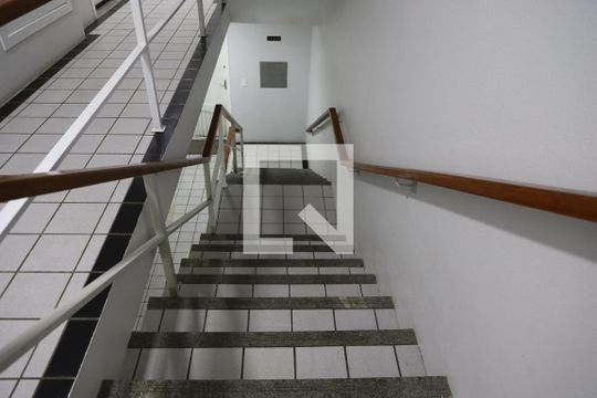 Escada de apartamento para alugar com 2 quartos, 73m² em Canasvieiras, Florianópolis