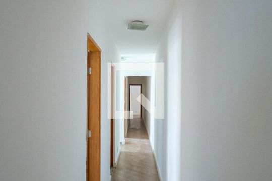 Corredor entre os quartos de casa para alugar com 4 quartos, 250m² em Tatuapé, São Paulo