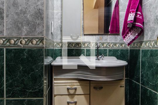 Banheiro de casa à venda com 3 quartos, 230m² em Jardim Cotiana, São Paulo